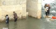 Migranci przekraczają rzekę na granicy Turcji i Grecji. Wśród nich kobiety i dzieci