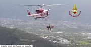 Wypadł z górskiej drogi. Kierowcę, który zawisł nad przepaścią ratowano za pomocą helikoptera