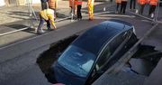 Skutki sztormu Ciara. Auto wpadło w lej krosowy