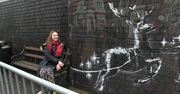 Świąteczna praca Banksy’ego przerobiona. Reniferom domalowano czerwone nosy, ktoś dodał napis sprayem