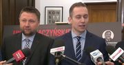 PO: Straż marszałkowska “zaaresztowała” tablicę z “układem Kaczyńskiego”
