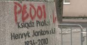 “Pedofil”, “Bądź za ofiarami”, “Zło”. Na cokole pomnika księdza Jankowskiego pojawiły się napisy