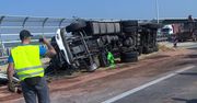 Zboże zasypało obwodnicę Wrocławia. Autostrada A8 zablokowana po wypadku ciężarówki
