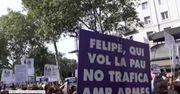 Protest zwolenników niepodległej Katalonii „przywitał” króla Hiszpanii. Filip VI oddał hołd ofiarom w rocznicę zamachów w Barcelonie