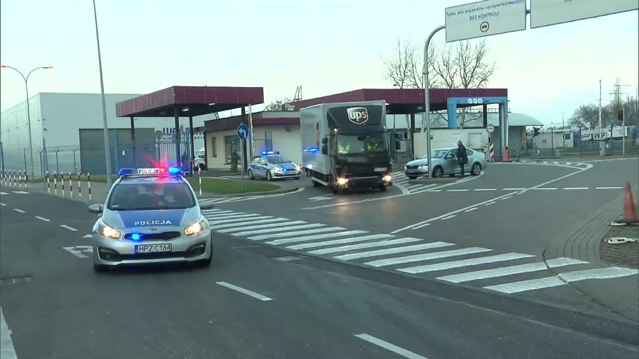 Ciężarówka z kolejną parti�ą 300 tys. dawek szczepionki na koronawirusa wyjechała z lotniska Chopina