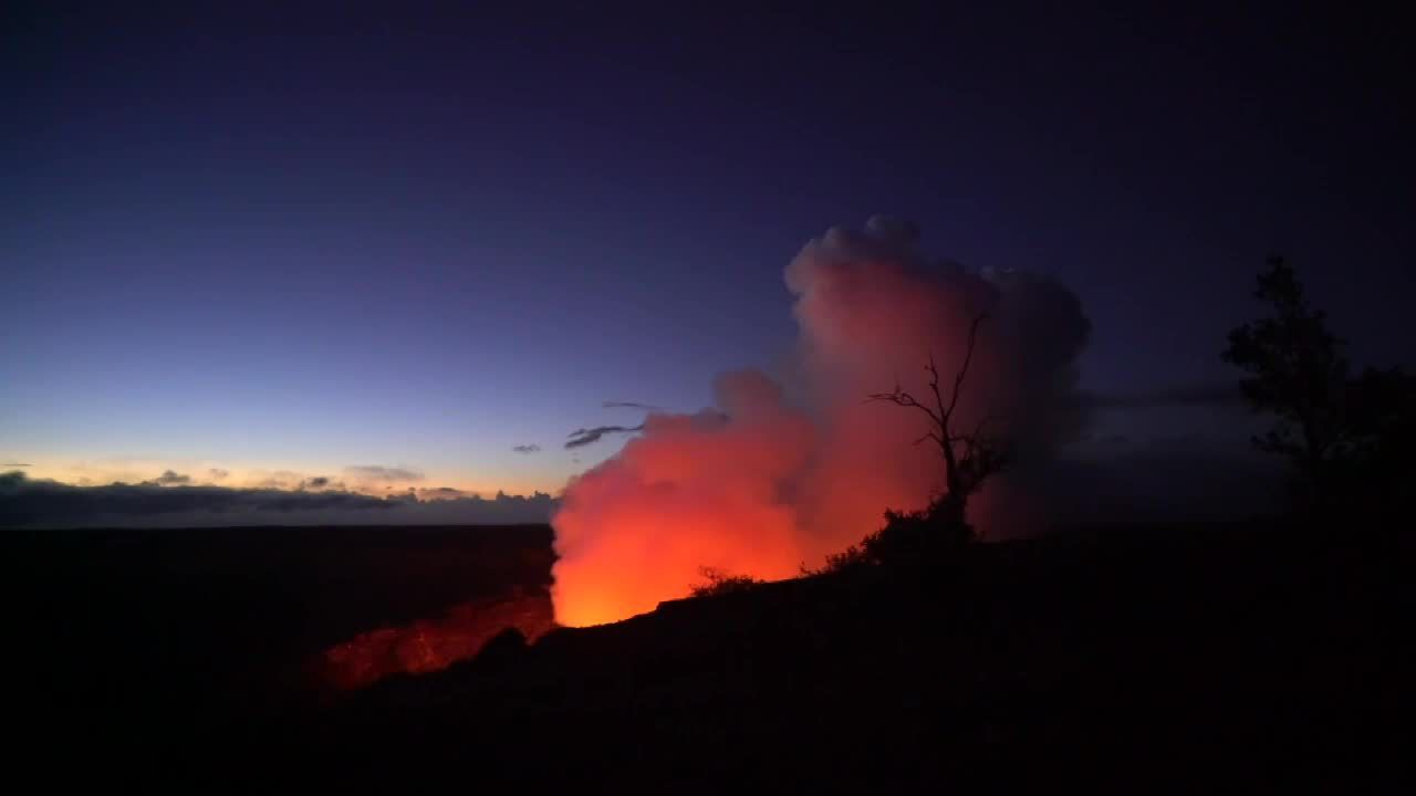 Erupcja wulkanu Kilauea na Hawajach. Ludzie gromadzą się wokół krateru i śpiewają