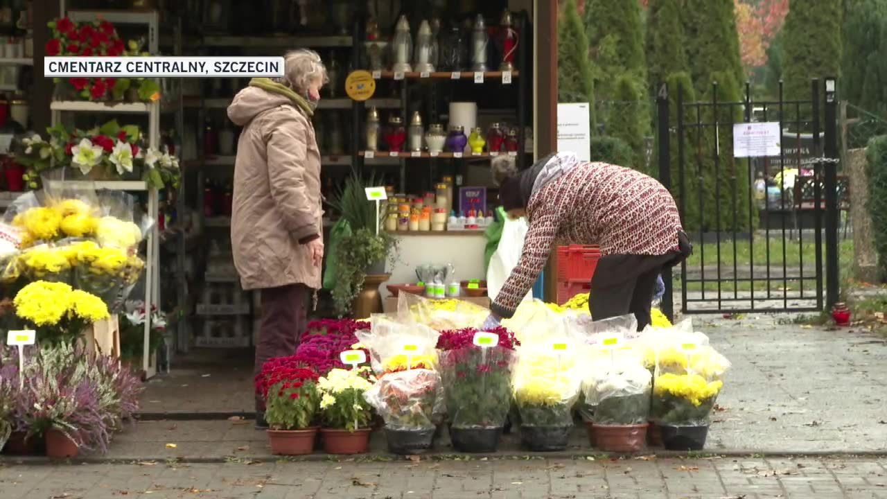 “Jesteśmy wdzięczni społeczeństwu, że nam pomaga”. Ludzie kupują kwiaty mimo zamknięcia cmentarzy