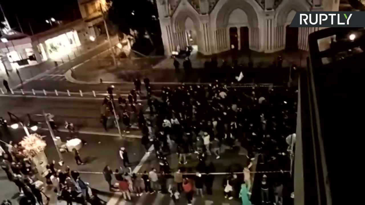 Protest skrajnej prawicy przed katedrą w Nicei po ataku nożownika