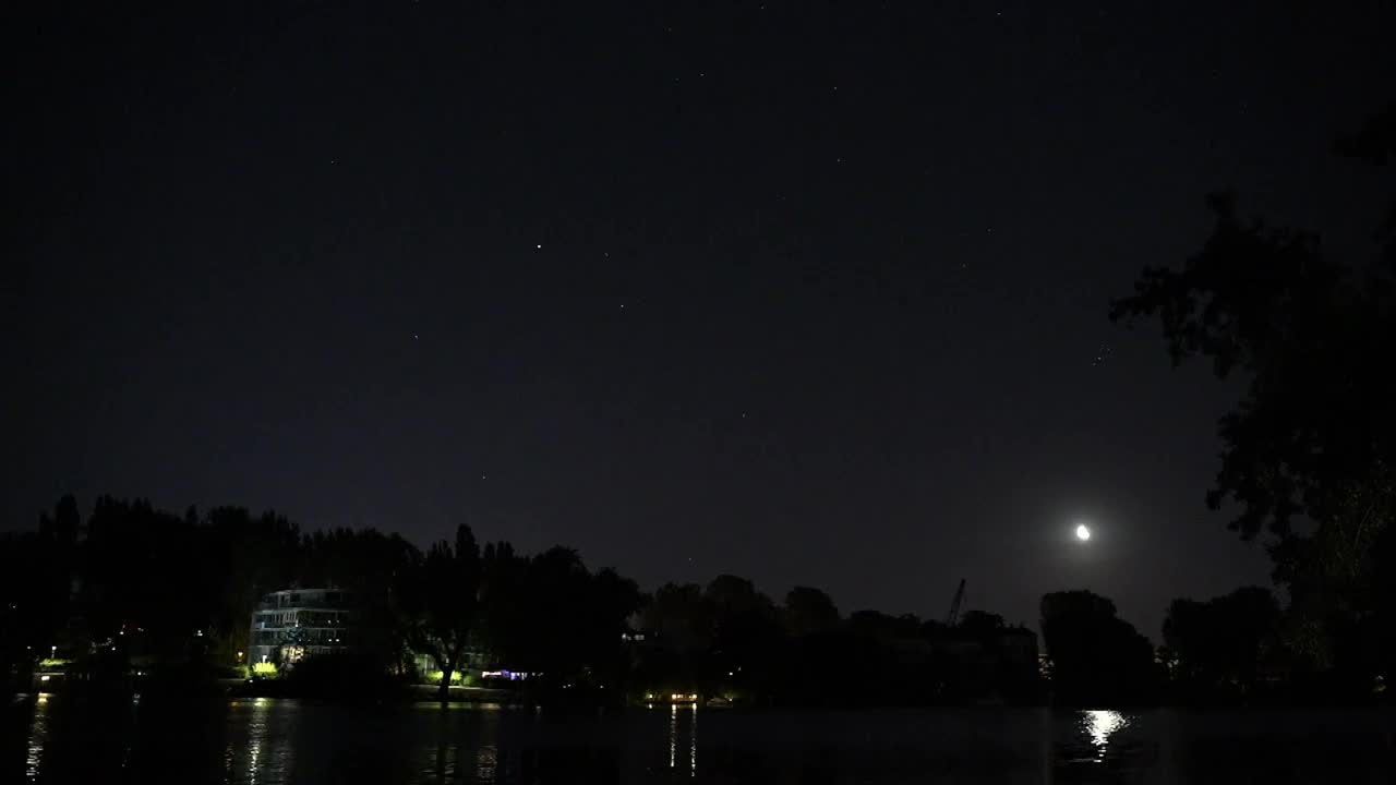 Noc Perseidów nad Berlinem. Spadające gwiazdy rozświetliły nocne niebo