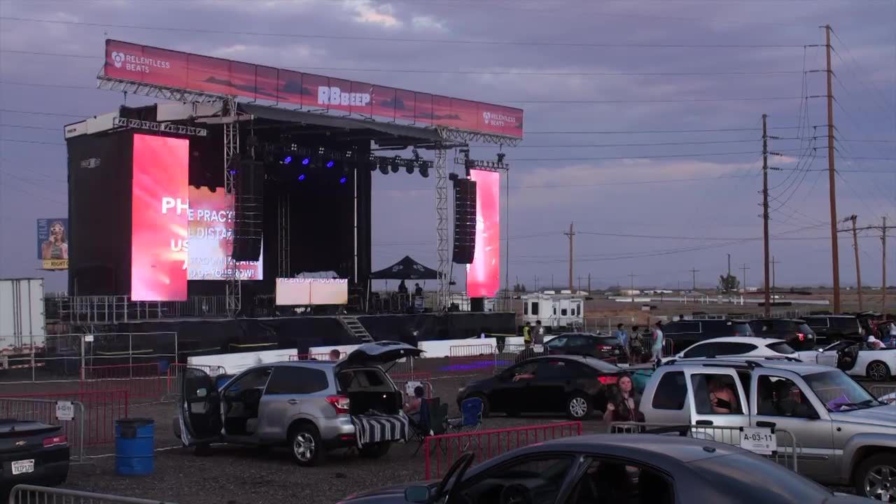 W Phoenix odbył się pierwszy w USA dwudniowy festiwal muzyczny drive-in. Pod sceną bawili się pasażerowie około 500 pojazdów