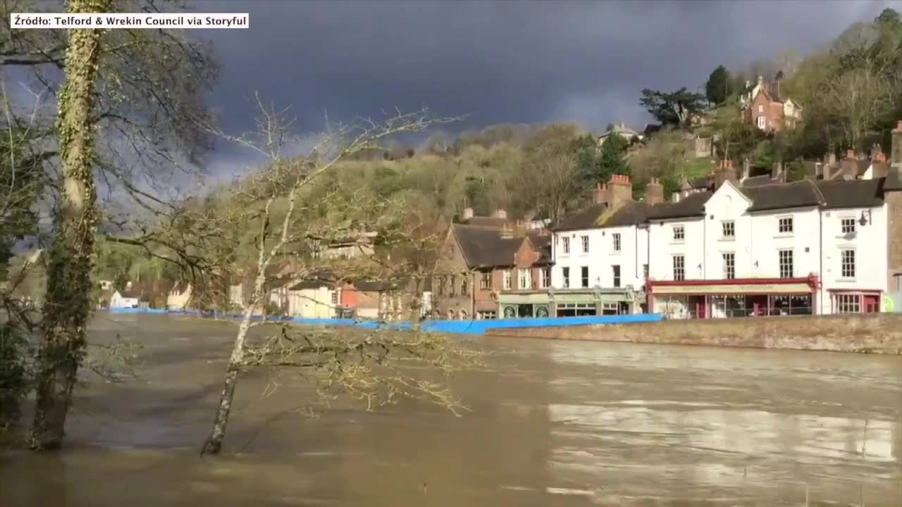 Miasteczko Ironbridge zostało ewakuowane z powodu powodzi. Woda przedarła się przez wały oraz bariery przeciwpowodziowe