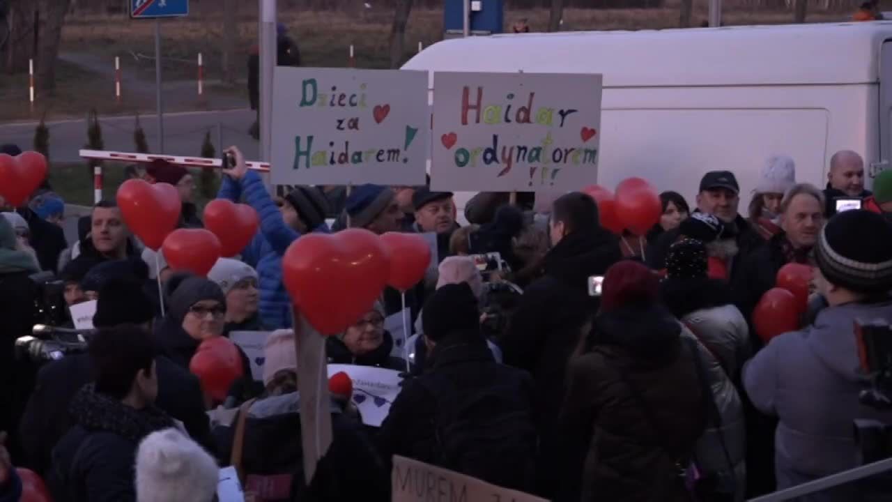 Mieszkańcy Białej Podlaskiej i pacjenci protestowali przed szpitalem przeciwko zwolnieniu dr. R. Haidara