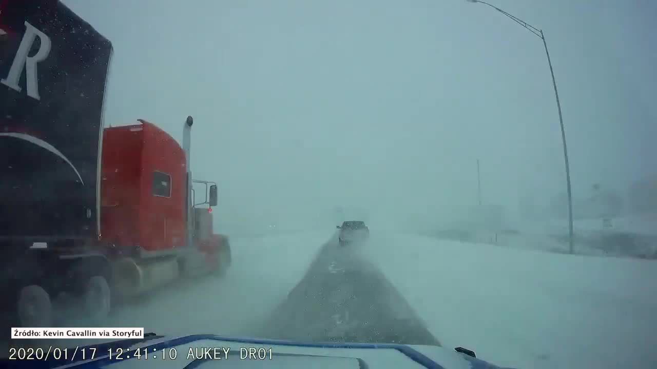 Opady śniegu i silne podmuchy wiatru. Trudne warunki drogowe w Stanach Zjednoczonych