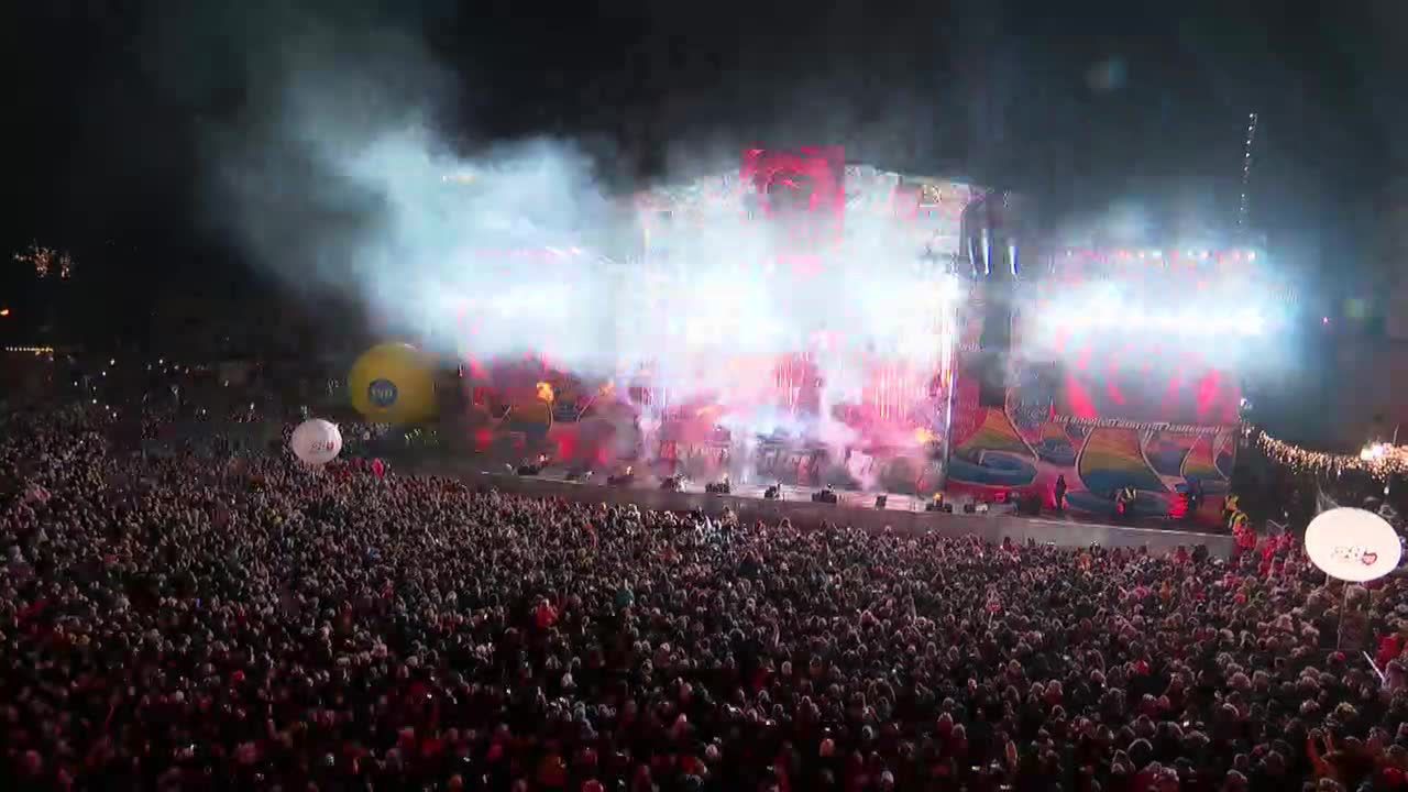 „Światełko do nieba” w Warszawie. Widowisko laserowo-muzyczne na pl. Bankowym