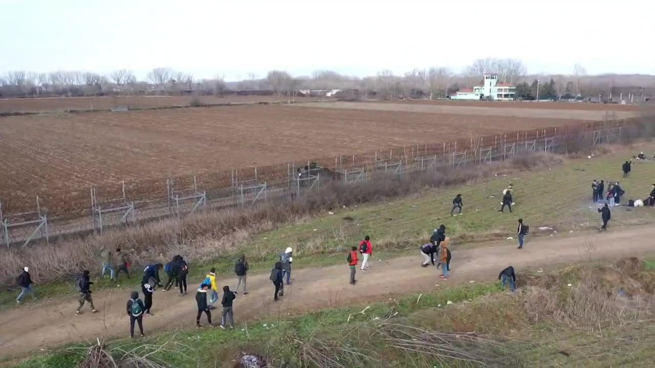 Uchodźcy maszerują w stronę granicy turecko-greckiej. Zdjęcia z drona pokazują dziesiątki osób