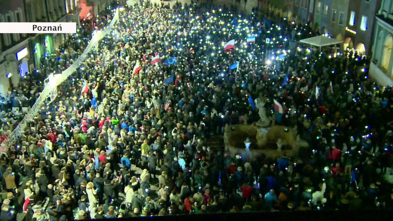 “Wolne sądy, Wolne wybory, Wolna Polska”. Wieczorne demonstracje przeciw zmianom w sądownictwie i ordynacji wyborczej