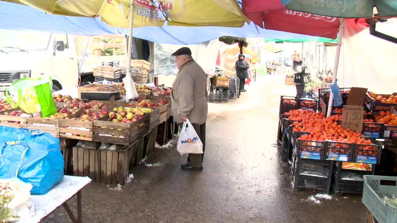 „Kiedyś za śledziem trzeba było stać pół dnia, a teraz wszystko jest”. Wigilijne zakupy na ostatnią chwilę