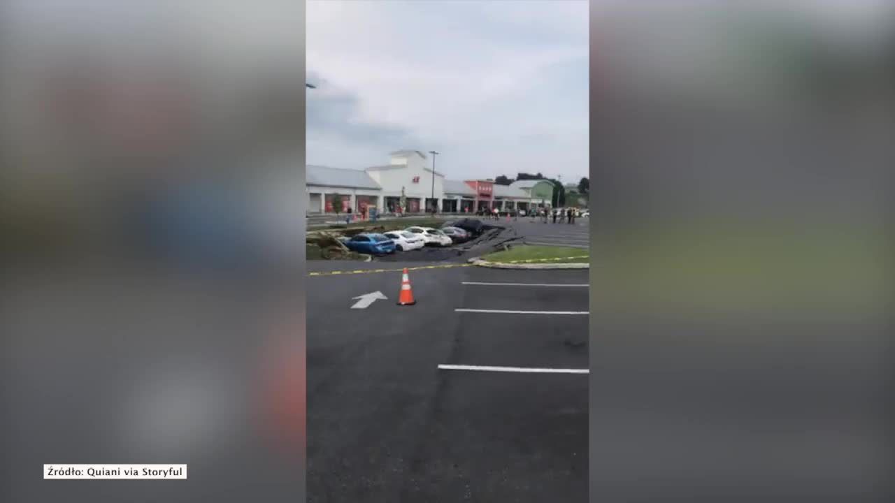Zapadł się parking sklepowy w Pensylwanii. Kilka samochodów wpadło do dziury, w jednym z nich był kierowca