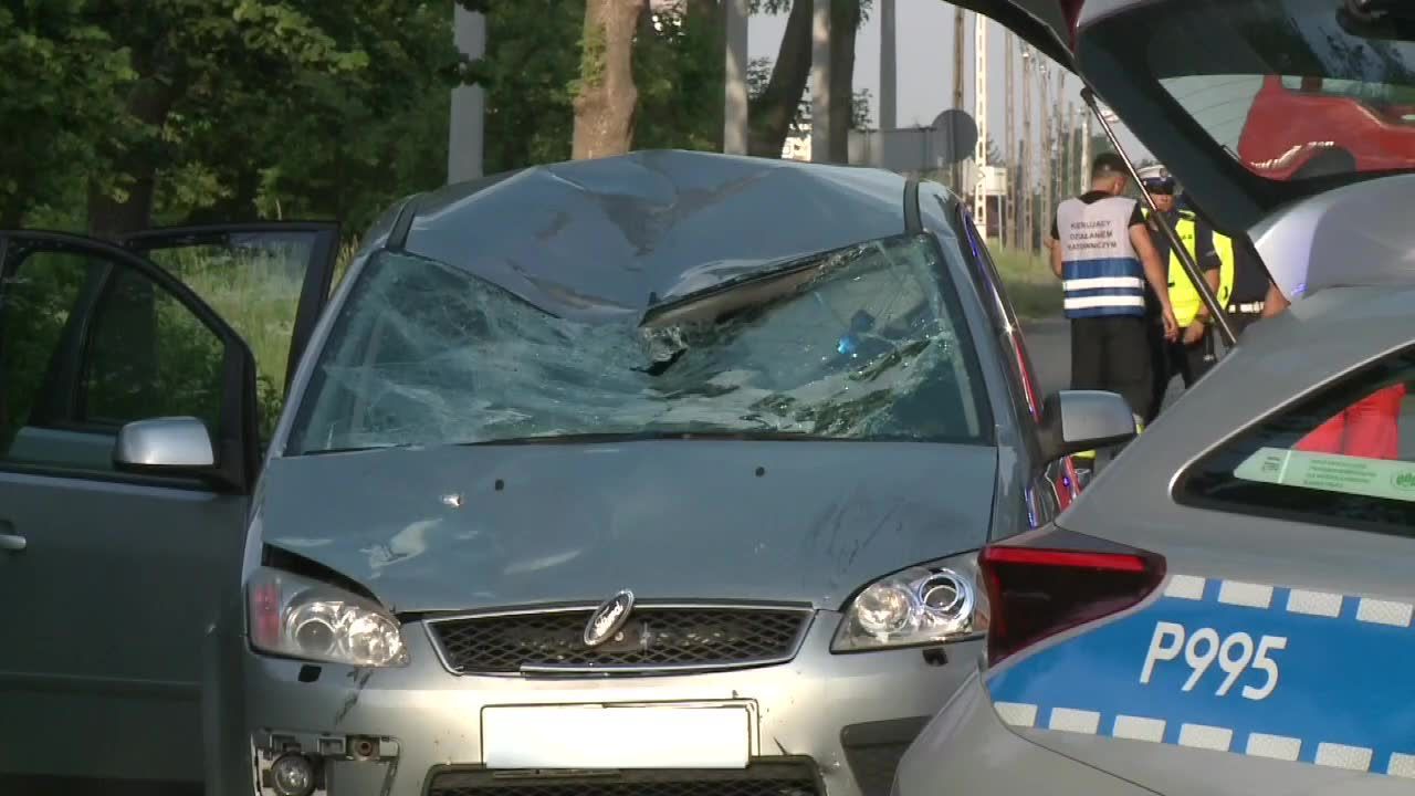 Tragiczny wypadek na drodze wyjazdowej z Częstochowy. Rowerzysta wjechał wprost pod nadjeżdżający samochód