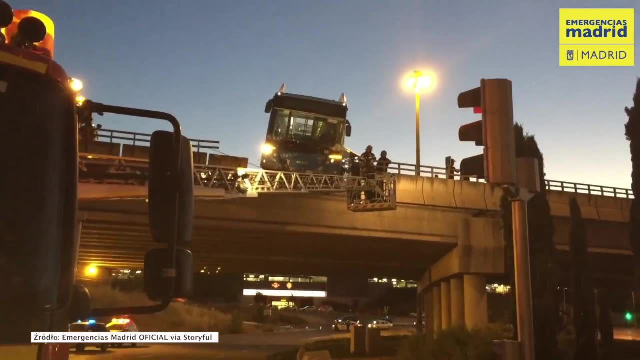 Autobus zawisł nad przepaścią. Kierowca stracił panowanie i omal nie wypadł z wiaduktu