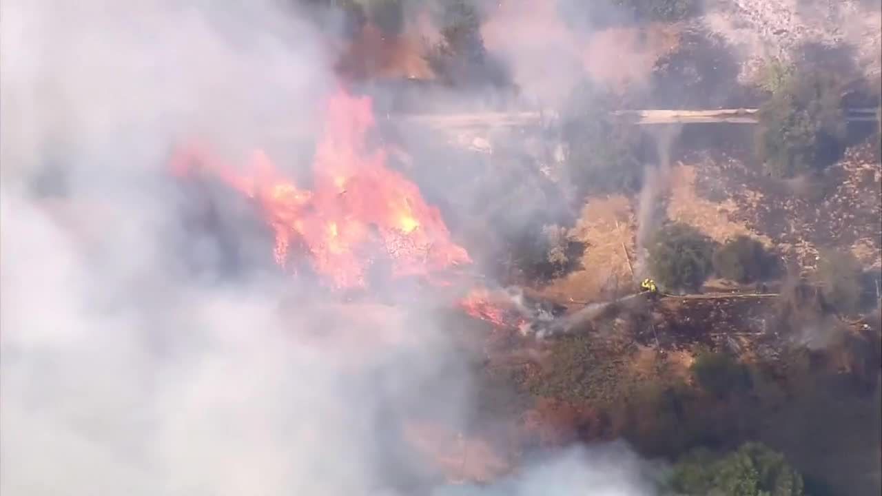 Ogień szaleje na przedmieściach Los Angeles. Zagrożonych 50 budynków, w akcji wykorzystano śmigłowiec