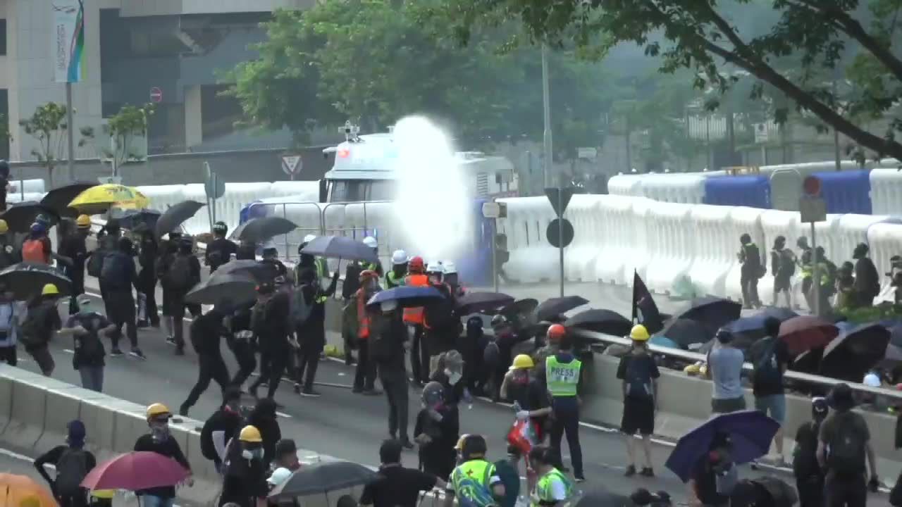 Starcia między policją i demonstrantami w Hong Kongu. Demonstranci obrzucili funkcjonariuszy butelkami z benzyną