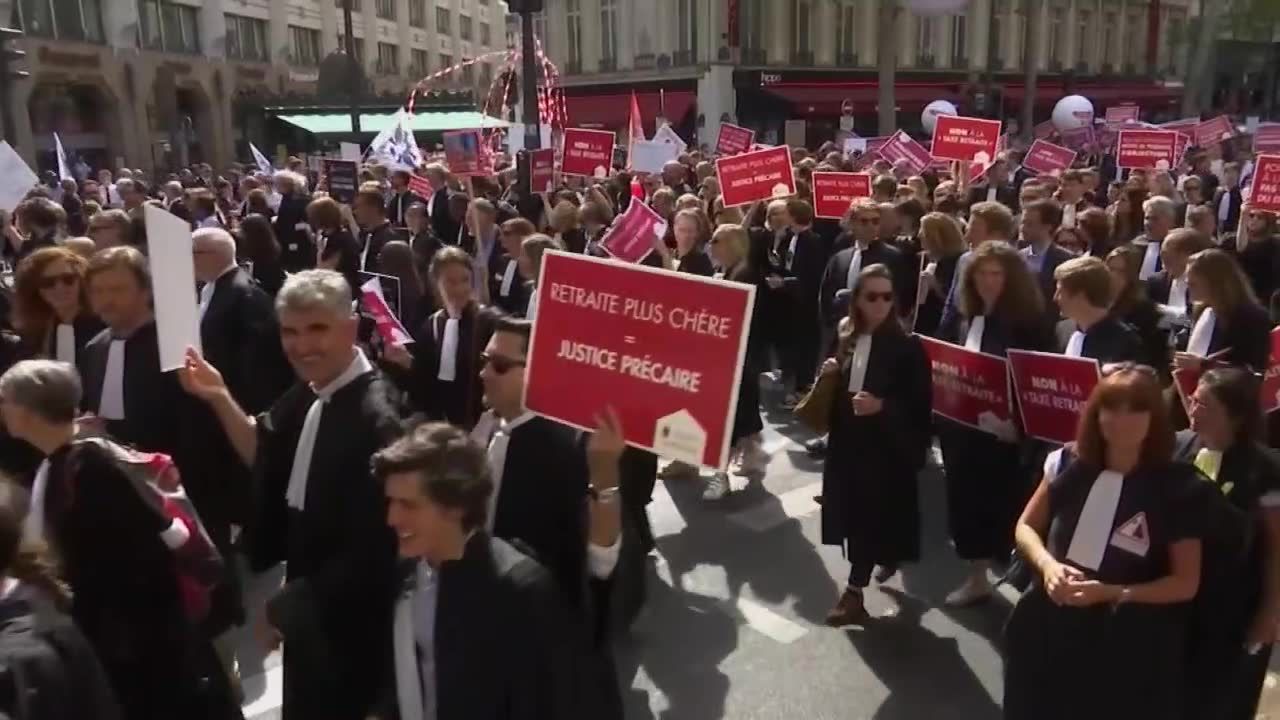 Prawnicy, lekarze, pielęgniarki i piloci na ulicach Paryża. Masowy protest przeciwko reformie emerytalnej