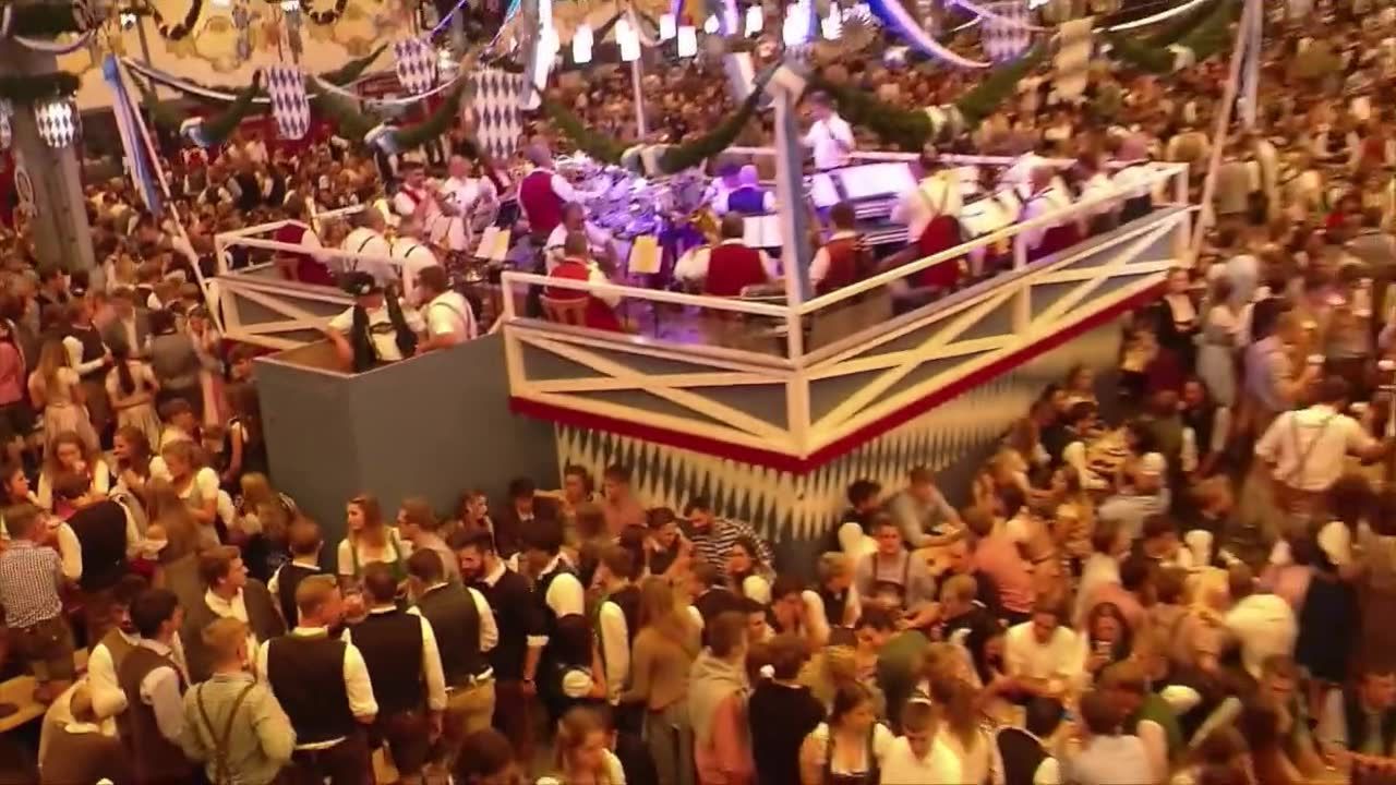 Ruszył Oktoberfest. Tłumy gości rzuciły się biegiem po piwo, pierwszą beczkę otworzył burmistrz Monachium