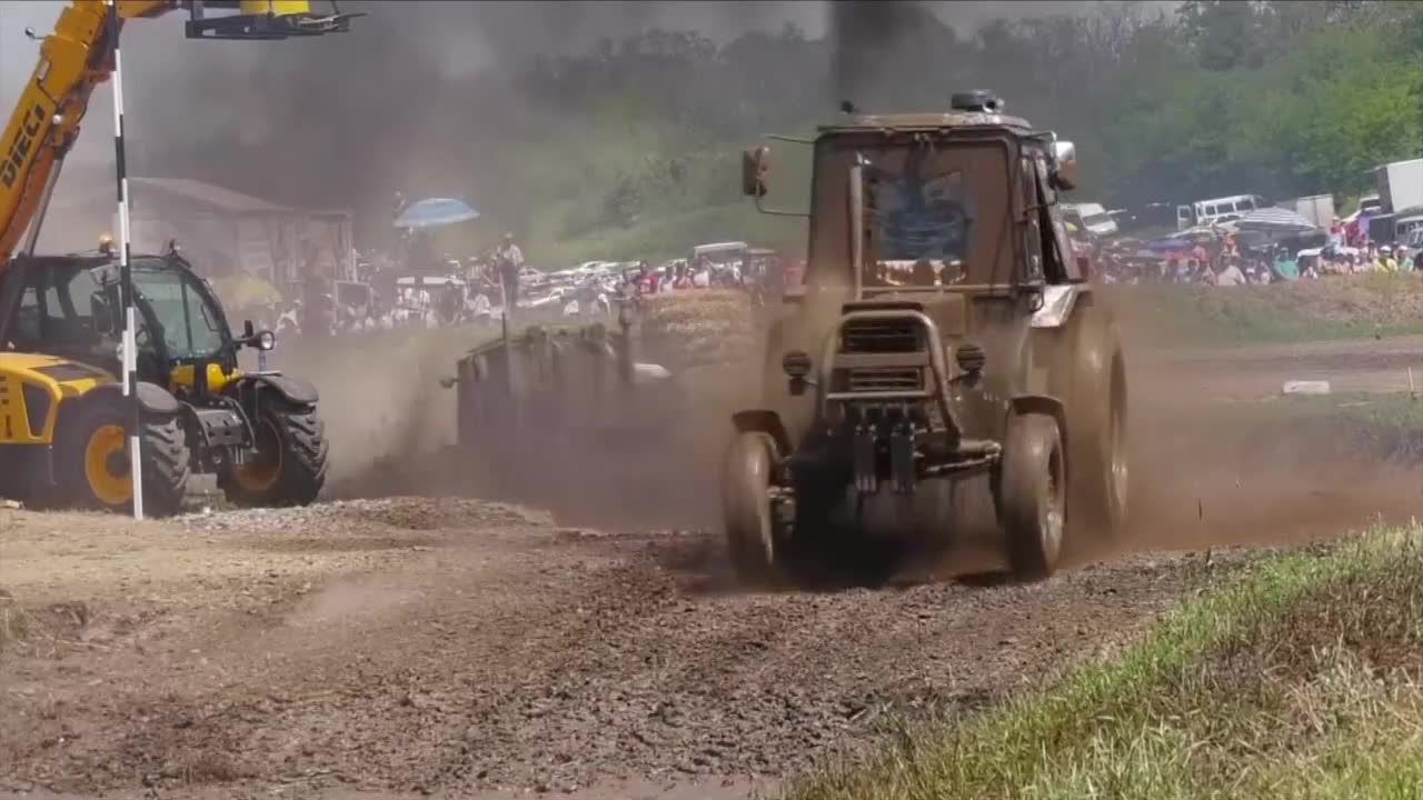 W Rosji coraz większą popularnością cieszą się wyścigi traktorów