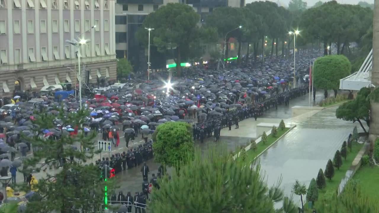 Petardami w kancelarię premiera. Antyrządowa demonstracja pod parasolami w Tiranie