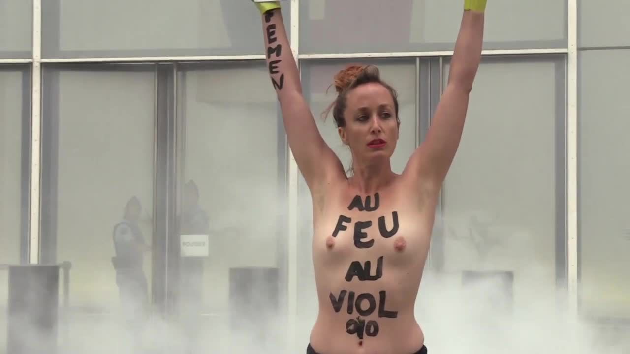 Złagodzone zarzuty dla francuskich strażaków po gwałcie na nieletniej. Protest Femen przed ministerstwem