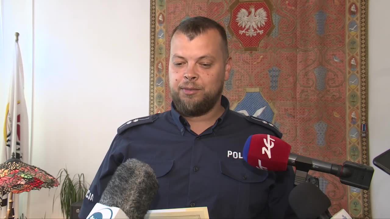 Policjant, który uratował trójkę dzieci przed utonięciem, nagrodzony przez prezydenta Sopotu