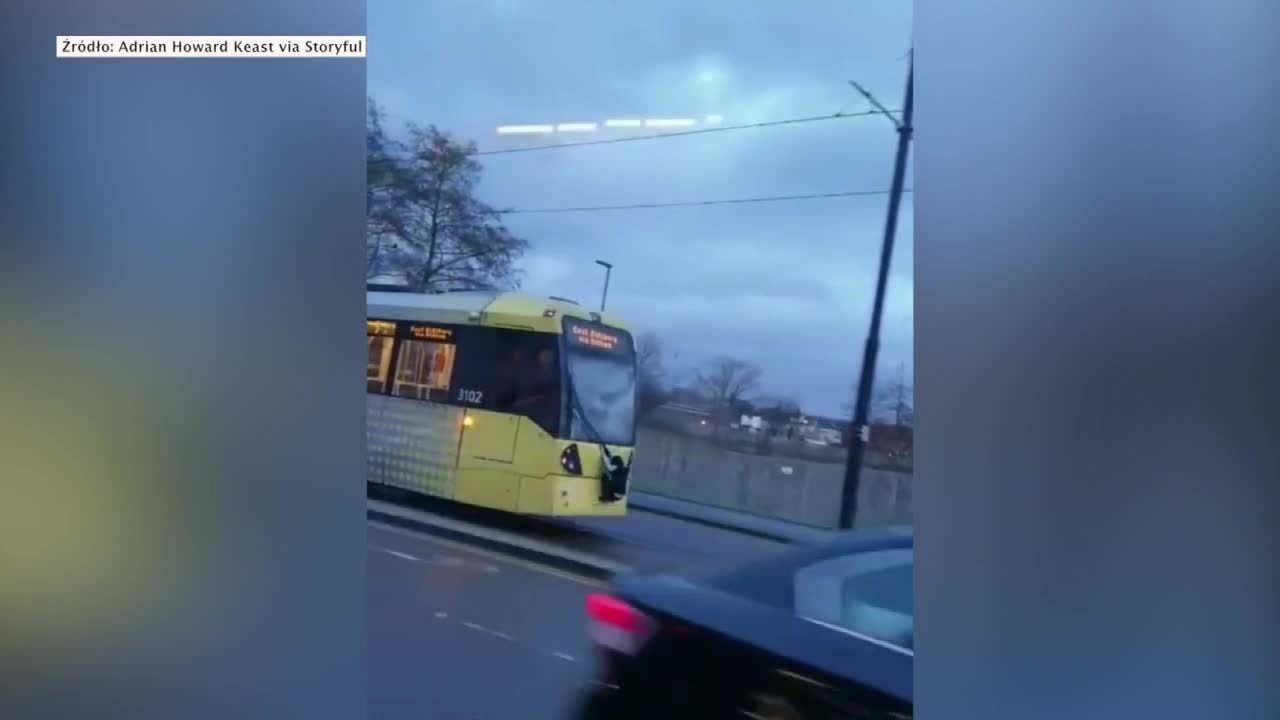 Pasażer na gapę wersja hard. Mężczyzna odbył podróż tramwajem, trzymając się… wycieraczki