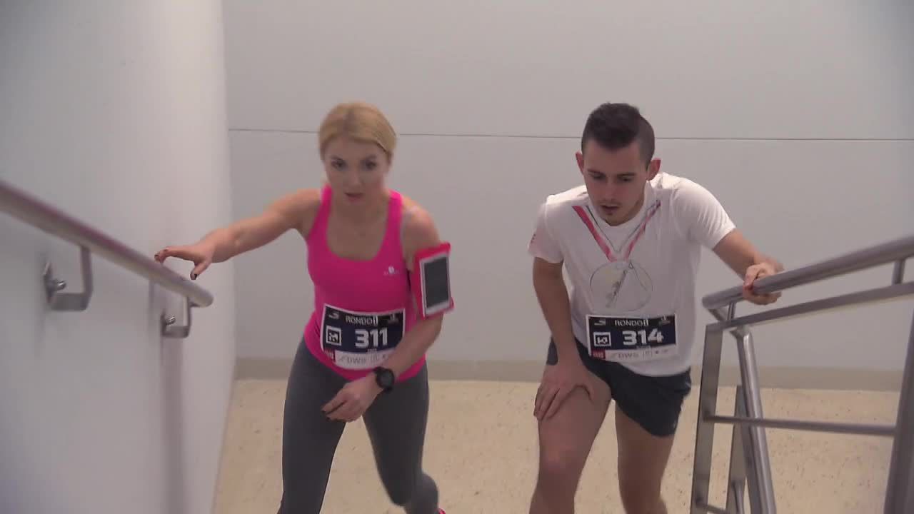 Towerruning w centrum Warszawy. Morderczy bieg na szczyt wieżowca Rondo 1