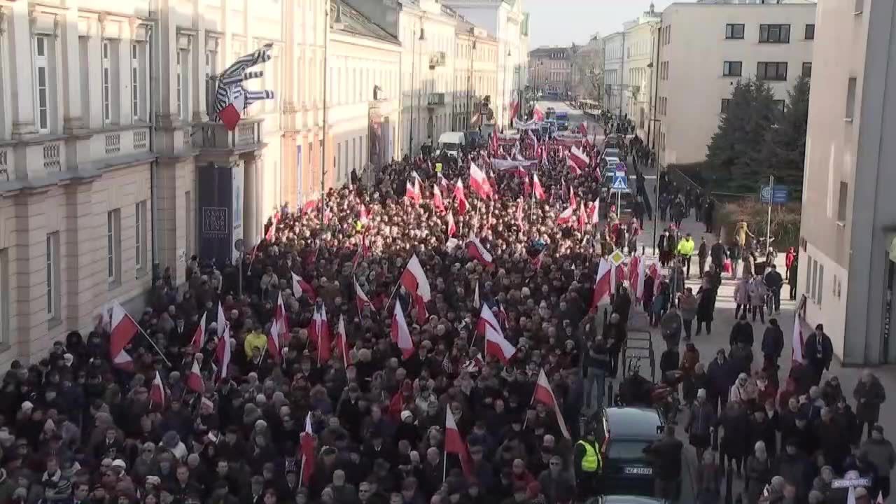 Tysiące osób przeszło ulicami Warszawy w kondukcie żałobnym z trumną byłego premiera Jana Olszewskiego