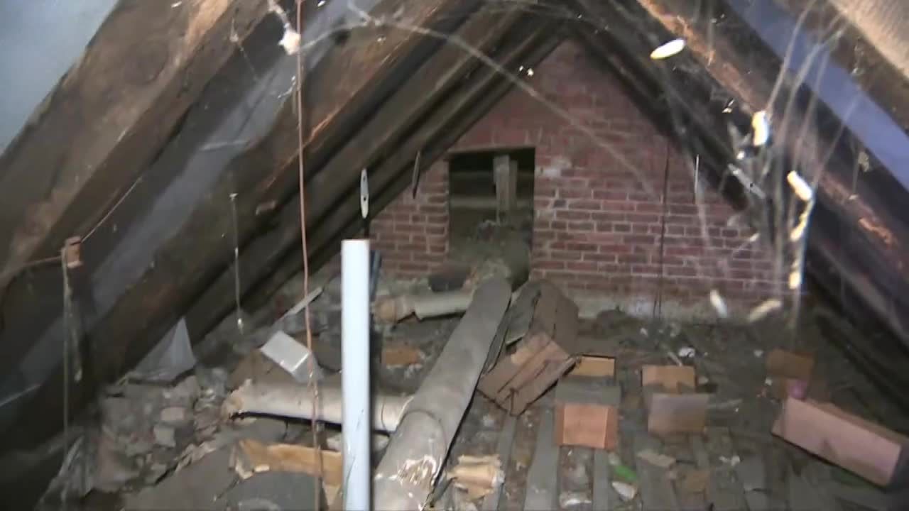 Sforsowali właz i weszli do “kapsuły czasu”. Skarb znaleziony w szkole w Wielkopolsce