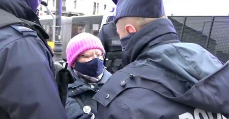 Polska Babcia z zarzutem naruszenia nietykalności policjanta. Miała uderzyć go torebką