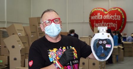 Przerobione maski do nurkowania będą chronić pracowników medycznych. Do szpitali w całej Polsce trafi ich w tym tygodniu 10 tys.