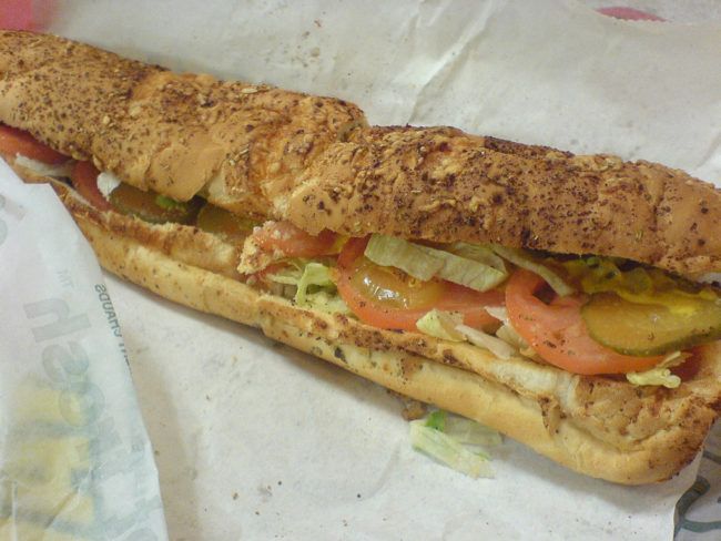 10 najobrzydliwszych rzeczy, które ludzie znaleźli w swoim jedzeniu z popularnych fastfood