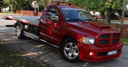 Ciekawostka z ogłoszeń - autolaweta Dodge Ram 5.7 Hemi