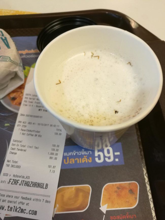 10 najobrzydliwszych rzeczy, które ludzie znaleźli w swoim jedzeniu z popularnych fastfood