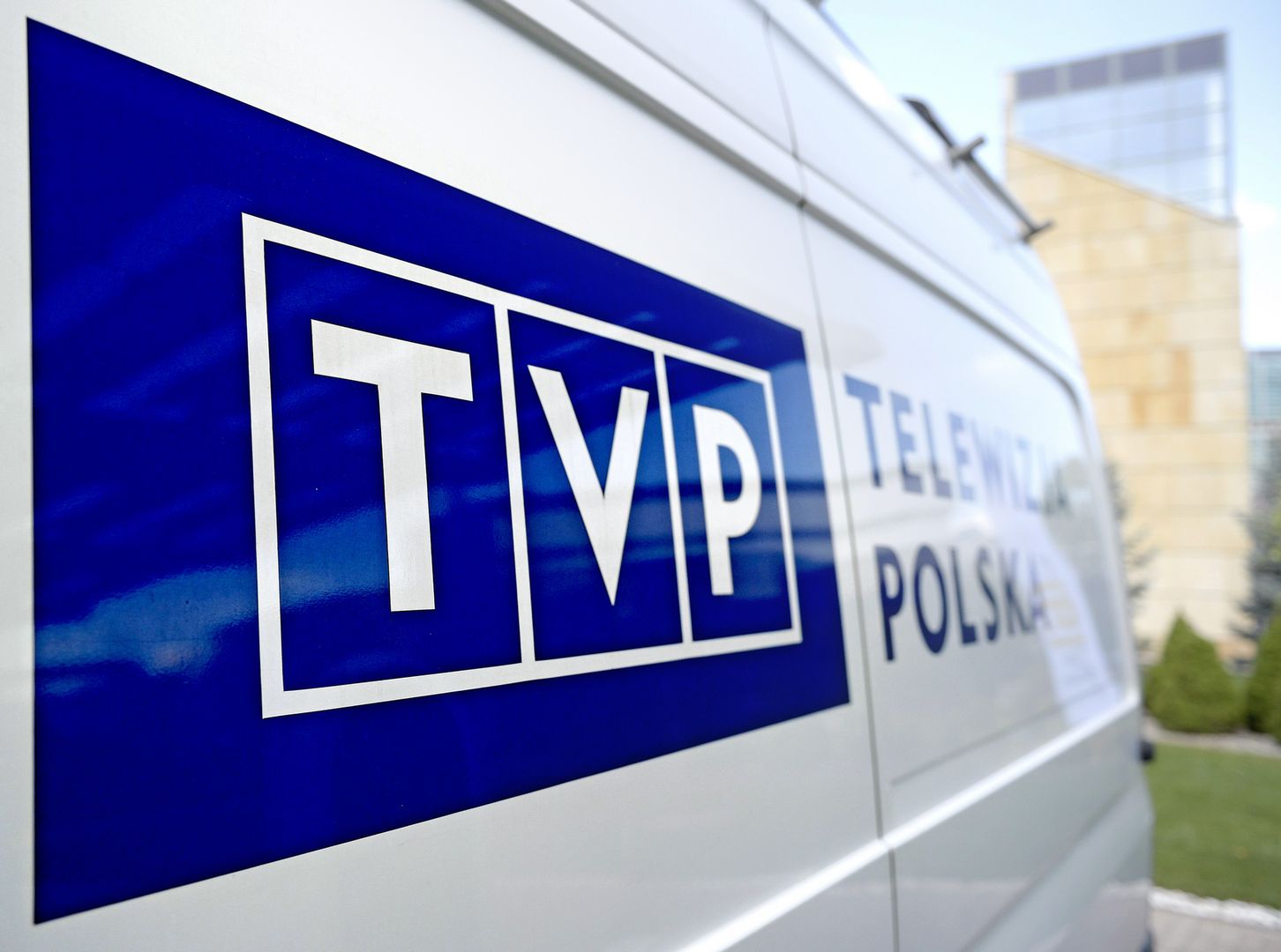 Operator kamery TVP3 Wrocław ma rozbity nos