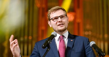 Zakażony koronawirusem minister Michał Woś na otwarciu biura posła klubu PiS w Otwocku. Uczestnicy spotkania trafiają na kwarantannę