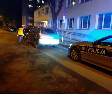 Łódź. Dwulatek zawiadomił mamę, że tata śpi za kierownicą. Mężczyzna kompletnie pijany