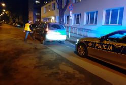 Łódź. Dwulatek zawiadomił mamę, że tata śpi za kierownicą. Mężczyzna kompletnie pijany