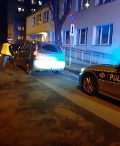 Łódź. Dwulatek zawiadomił mamę, że tata śpi za kierownicą. Mężczyzna kompletnie pijany