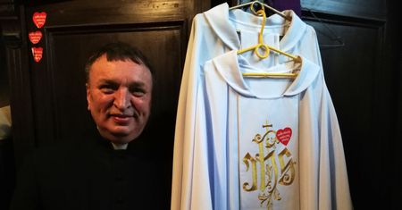Serduszko WOŚP na sutannie. Byliśmy na mszy u księdza z Elbląga