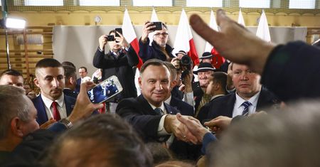Koronawirus i opinie Polaków. Ogromne zaskoczenie w sondażu dotyczącym epidemii