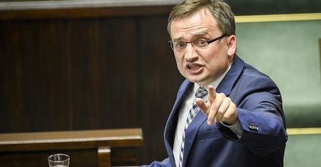 Jakub Majmurek: PiSowska wojna delfinów