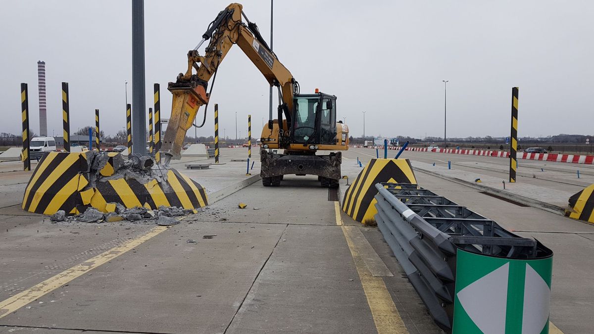 Rozpoczęła się rozbiórka bramek na A2.